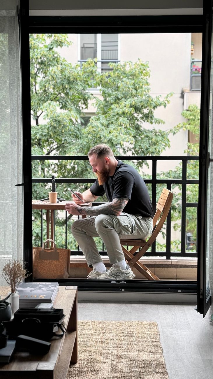 David León revisando mensajes de un cliente